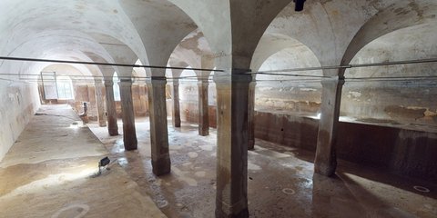 Μεσα στο Αδριάνειο Υδραγωγείο στο Κολωνάκι 