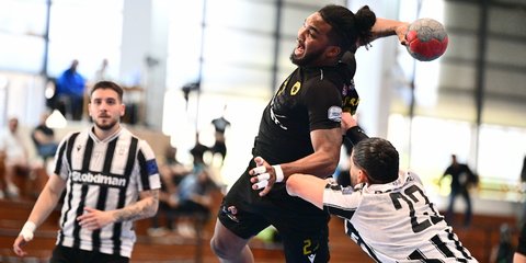 Στιγμιότυπο από τον ημιτελικό ΑΕΚ-ΠΑΟΚ στο χάντμπολ