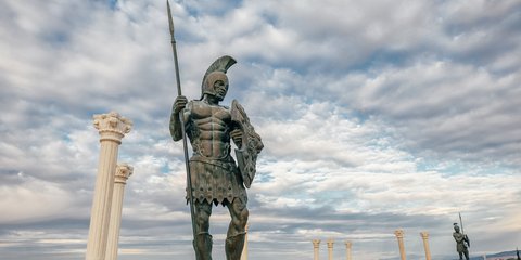 Άγαλμα πολεμιστή του Τρωικού Πολέμου με δόρυ και ασπίδα, εμπνευσμένο από την Ιλιάδα του Ομήρου