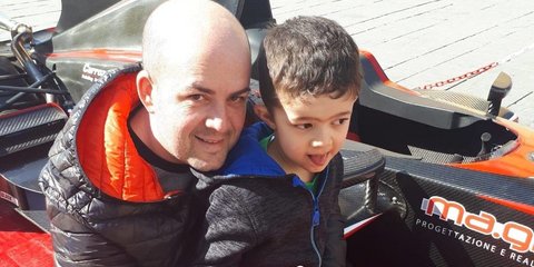 Ο 12χρονος Ματέο Μπραντιμάρτι με τον πατέρα του