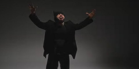 Ο Akylas κατά την ερμηνεία του «Rise Like a Phoenix» 