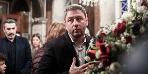 Την περιφορά του Επιταφίου στην Πλάκα παρακολούθησε ο πρόεδρος του ΠΑΣΟΚ Νίκος Ανδρουλάκης