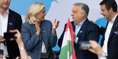 H Μαρίν Λεπέν με τον Βίκτορ Ορμπάν, στη συνέλευση της ομάδας «Πατριώτες για την Ευρώπη» του Όρμπαν, στη Βουδαπέστη, Δευτέρα 23 Μαρτίου 2026 (AP Photo/Denes Erdos)