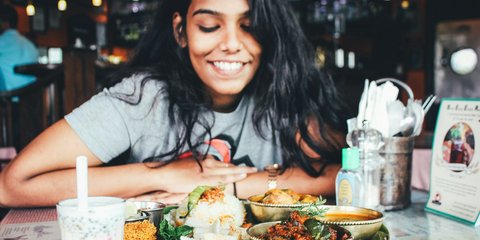 γυναίκα τρώει για απώλεια βάρους