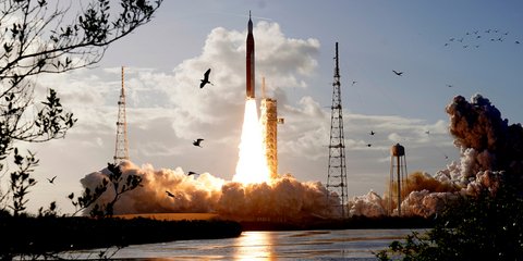 Η στιγμή εκτόξευσης του Artemis ΙΙ / Φωτογραφία: AP Photo/Chris O'Meara