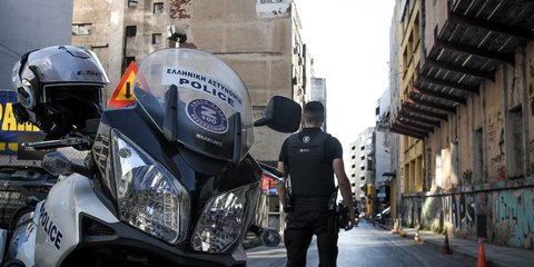 Αστυνομικός με μηχανή