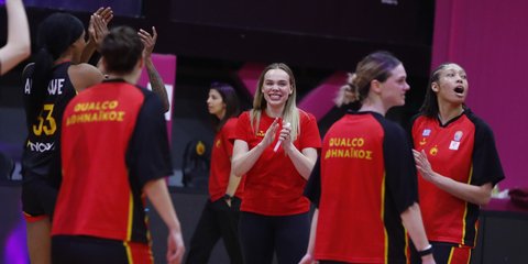 Oι παίκτριες του Αθηναϊκού πανηγυρίζουν