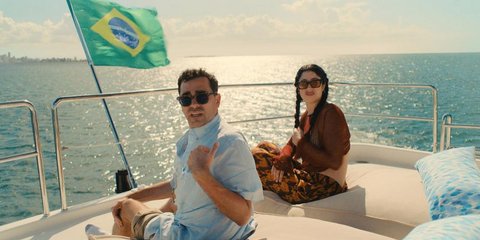 γυναίκα και άνδρας σε κότερο με σημαία Βραζιλίας