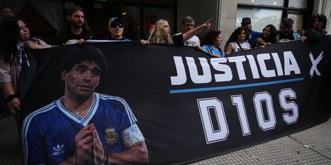 Ο κόσμος ζητάει να αποδοθεί δικαιοσύνη για τον θάνατο του Μαραντόνα