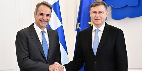 Ο Κυριάκος Μητσοτάκης υποδέχθηκε τον Ευρωπαίο επίτροπο Οικονομίας, Βάλντις Ντομπρόφσκις