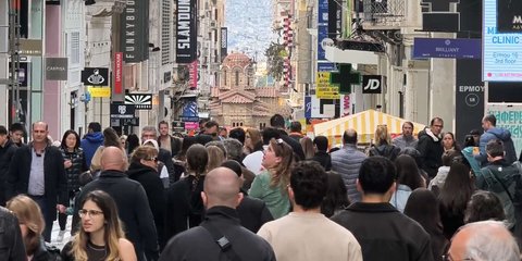 Γεμάτη με κόσμο η Ερμού την Κυριακή των Βαΐων