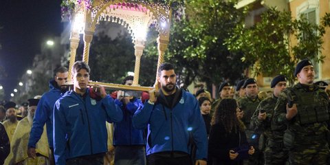 Οι αθλητές της Εθνικής πόλο ανδρών κουβάλησαν τον Επιτάφιο