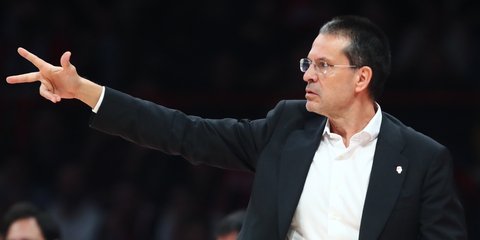 Ο Πέδρο Μαρτίνεθ δίνει εντολές στους παίκτες του