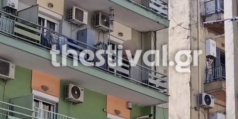 Άνθρωπος σε μπαλκόνι