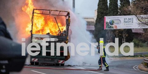 Φωτιά σε φορτηγάκι στον Κηφισό, στο ύψος της Φιλαδέλφειας