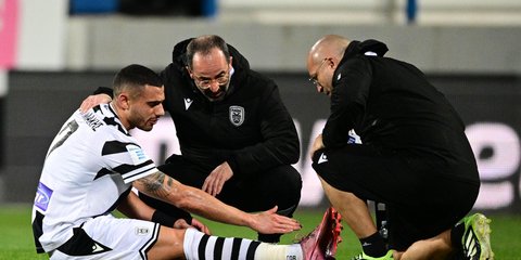 Ο Γιώργος Γιακουμάκης δέχεται τις πρώτες βοήθειες από το ιατρικό τιμ του ΠΑΟΚ