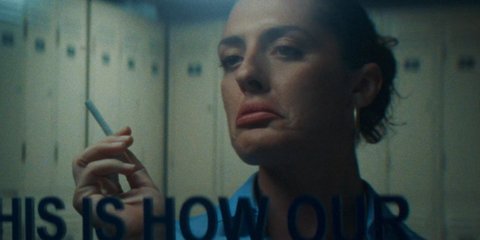 γυναικα καπνιζει 