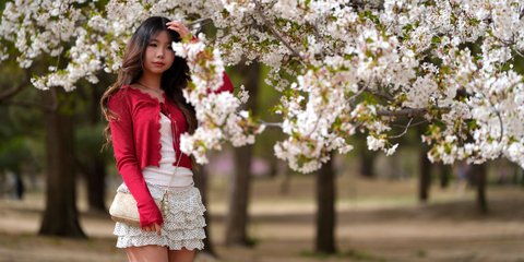 Ποζάροντας μπροστά σε ανθισμένες κερασιές στο Πεκίνο