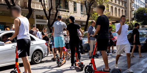 Ηλεκτρικά πατίνια σε δρόμο της Αθήνας