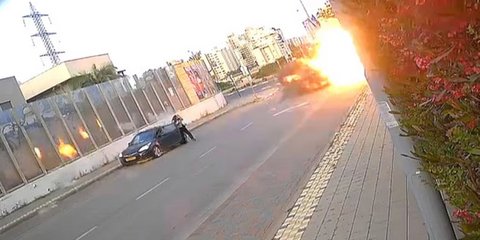 H στιγμή που πέφτει ο πύραυλος λίγα μέτρα μακριά από γυναίκα στην πόλη Πέταχ Τίκβα του Ισραήλ