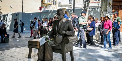 Ο Καβάφης σε φυσικό μέγεθος καθισμένος σε παγκάκι 