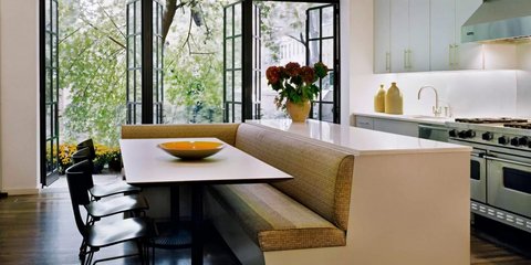 Ο designer Ανδρέας Αρσένης εξηγεί γιατί το banquette γίνεται το νέο επίκεντρο της κουζίνας