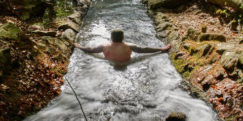 Άνδρας κάνει μπάνιο στα παγωμένα νερά ρεύματος σε δάσος κοντά στην Φρανκφούρτη