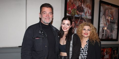 Λαμπερή πρεμιέρα για Τάνια Τρύπη και Τζένη Καζάκου με την παρουσία του Κωνσταντίνου Καζάκου