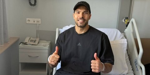 Ο Κώστας Σλούκας στο νοσοκομείο με υψωμένους τους αντίχειρες