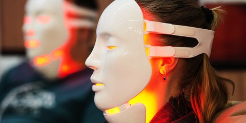 Μοιάζει με ρομπότ, αλλά είναι γυναίκα με μάσκα προσώπου με LED για την αναζωογόνηση του δέρματος στην έκθεση υγείας και φυσικής κατάστασης FIBO στην Κολωνία της Γερμανίας / Φωτογραφία: AP Photo/Martin Meissner