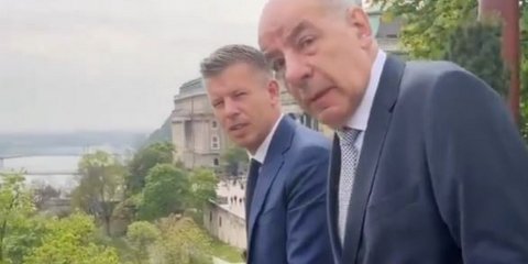 Ο Πέτερ Μαγιάρ τσεκάρει από το μπαλκόνι