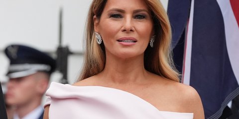 Η Μελάνια Τραμπ με φόρεμα Dior στο επίσημο δείπνο προς τιμή του βασιλιά Καρόλου