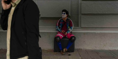 Στιγμές ξεκούρασης για μίμο σε πλατεία στο Σαντιάγκο της Χιλής