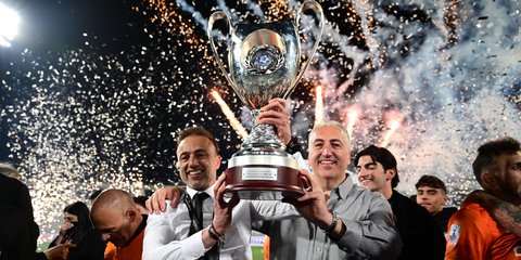 Ο ισχυρός άνδρας του ΟΦΗ, Μιχάλης Μπούσης με τον Χρήστο Κόντη και το Κύπελλο