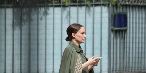 Η έγκυος Νάταλι Πόρτμαν δημιουργεί ένα απόλυτα παριζιάνικο look με μια vintage κάπα Hermès