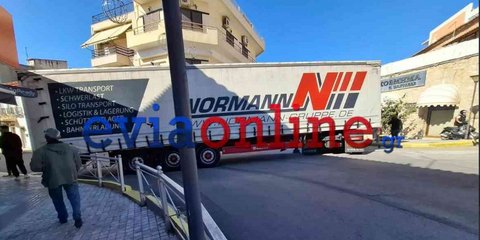 Εύβοια: Νταλίκα σφήνωσε λόγω GPS σε δρόμο-Έκοψαν κάγκελο για να περάσει