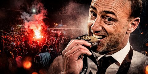 O Χρήστος Κόντης με το μετάλλιο του Κυπελλούχου Ελλάδος και φίλοι του ΟΦΗ πανηγυρίζουν στο Ηράκλειο