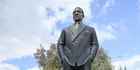 Ο ανδριάντας του Αριστοτέλη Ωνάση στο Ελληνικό