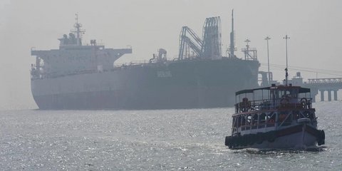 Τάνκερ στα Στενά του Ορμούζ 