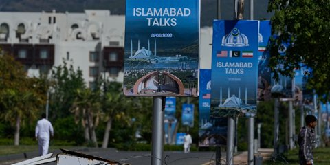 Αφίσες με τις «συνομιλίες στο Ισλαμαμπάντ», στην πρωτεύουσα του Πακιστάν 