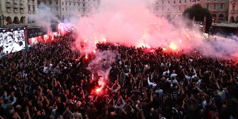 Οι φίλοι του ΠΑΟΚ άναψαν καπνογόνα στην Αριστοτέλους στις 19:26