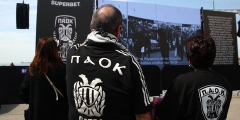Ένα ζευγάρι που υποστηρίζει τον ΠΑΟΚ είναι στην πλατεία Αριστοτέλους για τα 100 χρόνια του συλλόγου