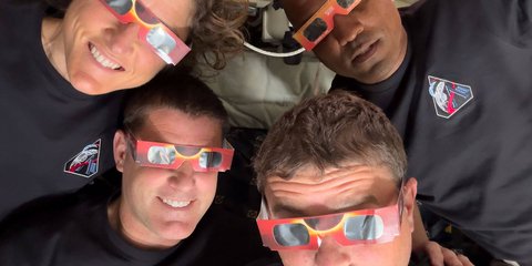 Το πλήρωμα του Artemis II ποζάρουν φορώντας ειδικά γυαλιά για έκλειψη κατά τη διάρκεια σεληνιακής υπέρπτησης