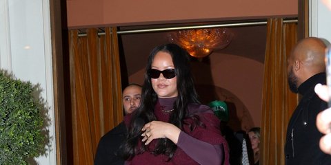 Στο Παρίσι, η Ριάνα κρατά την τσάντα Dior για την οποία μιλούν όλοι