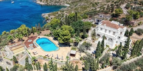 Ιδιωτική παραθαλάσσια έπαυλη στο νησί των Σπετσών με τιμή πώλησης στα 22 εκατ. ευρώ