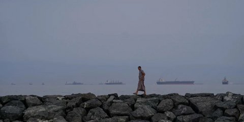 Τάνκερ και φορτηγά πλοία στα Στενά του Ορμούζ 