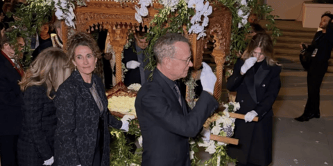 Ο Τομ Χανκς κουβαλά τον επιτάφιο