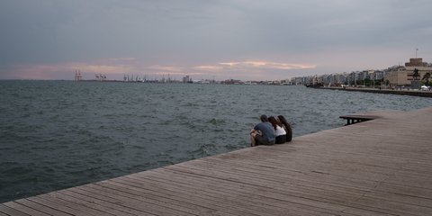 Τρεις νέοι στην παραλία της Θεσσαλονίκης, με συννεφιά