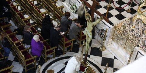 Η τελετή της Αποκαθήλωσης στον Ιερό Μητροπολιτικό Ναό Αγίων Κωνσταντίνου και Ελένης στον Πειραιά / Φωτογραφία: Eurokinissi