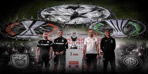 Στιγμιότυπο από τη συνέντευξη Τύπου του κυπέλλου Ελλάδος με φόντο τα σεντόνια του Champions, του Europa και του Conference League